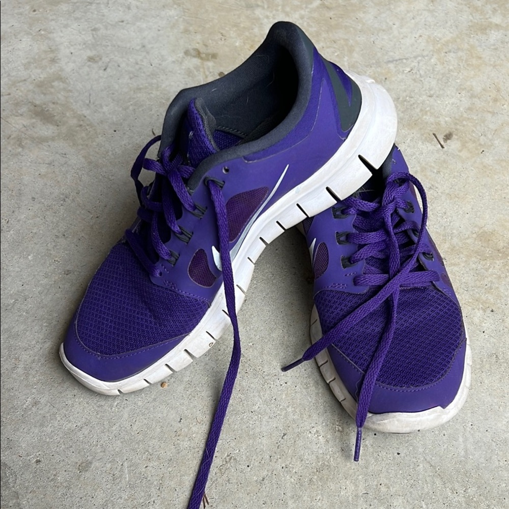 Nike Purple Athletic Running Shoes with Modern Design